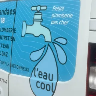 Logo L'eau cool de Gérard Landaes, plombier chauffagiste, sur sa camionnette